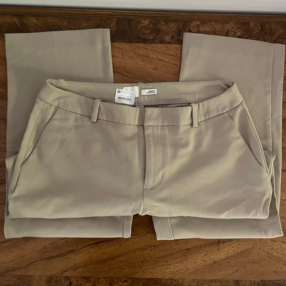 New with out tags A new day brand trousers in khaki brown color. Size 8/S